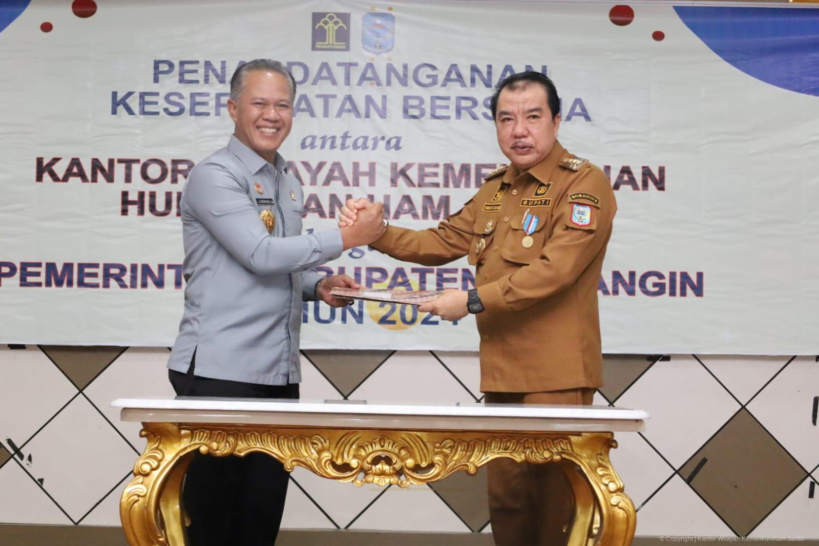 23-7-2024_-_Kakanwil_Kemenkumham_Jambi_Tanda_Tangani_Nota_Kesepakatan_Bersama_dengan_Pj._Bupati_Merangin_5.jpg