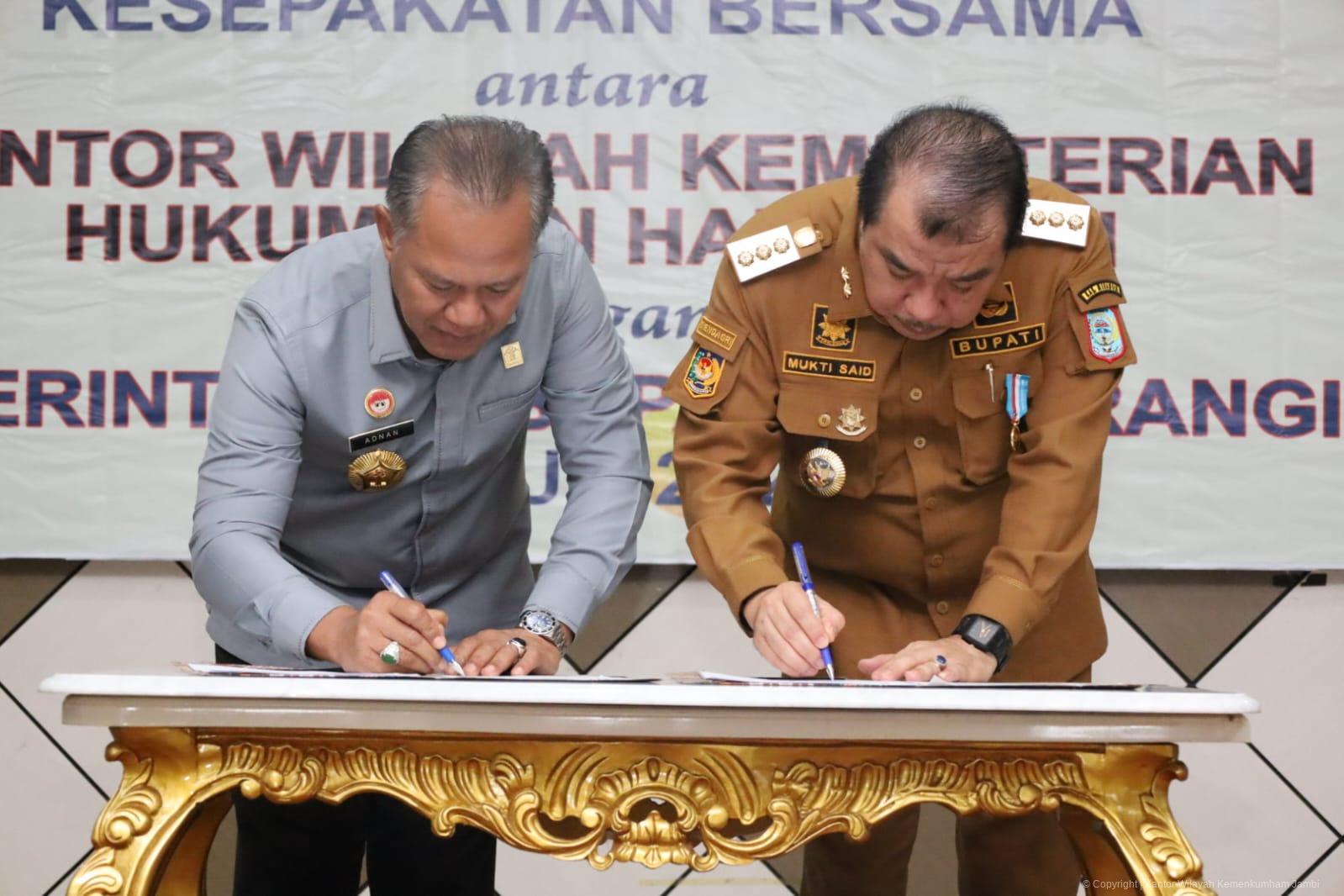 23-7-2024_-_Kakanwil_Kemenkumham_Jambi_Tanda_Tangani_Nota_Kesepakatan_Bersama_dengan_Pj._Bupati_Merangin_8.jpg