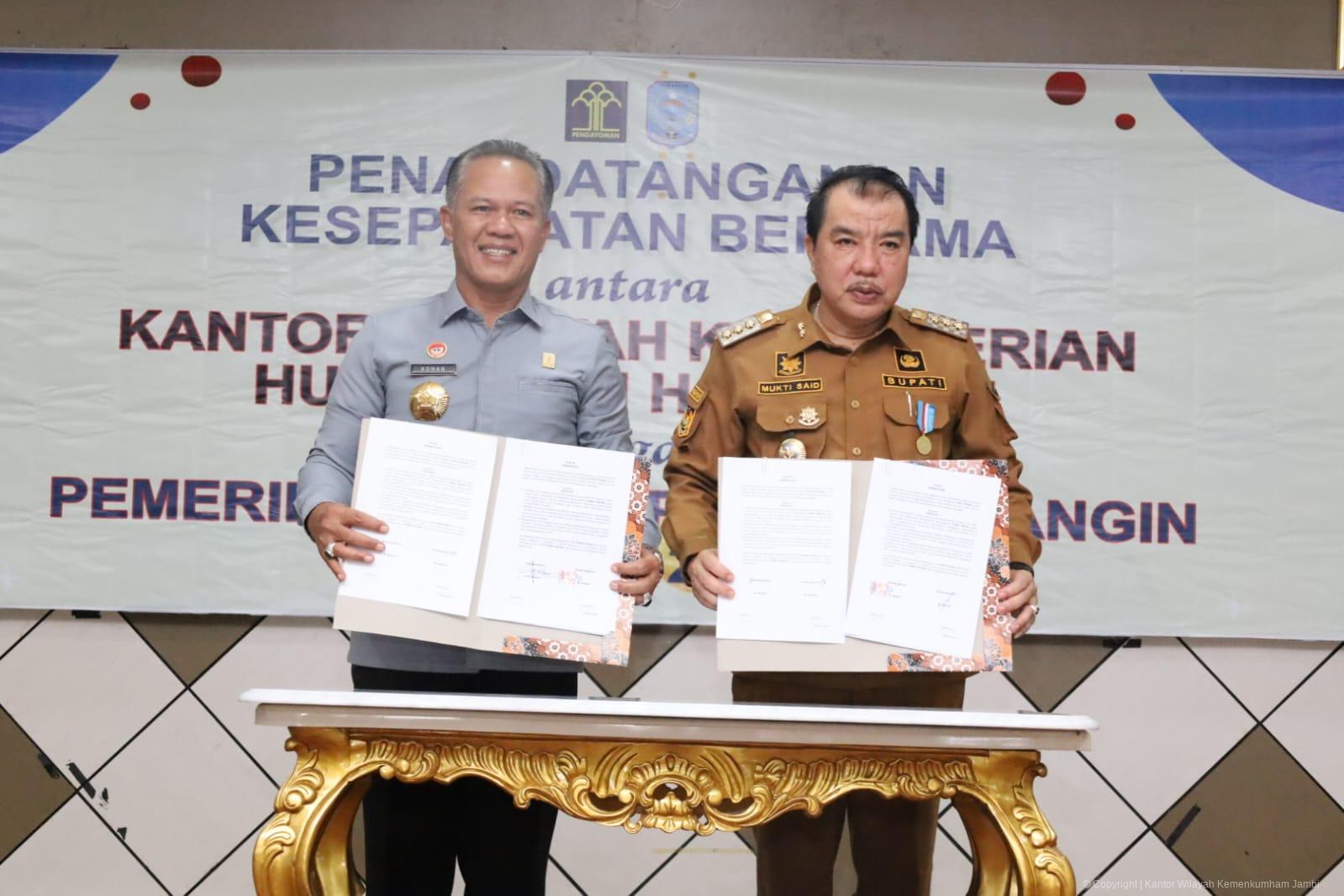 23-7-2024_-_Kakanwil_Kemenkumham_Jambi_Tanda_Tangani_Nota_Kesepakatan_Bersama_dengan_Pj._Bupati_Merangin_9.jpg