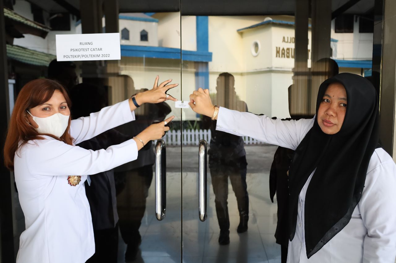 Guna_Sterilkan_Ruang_Ujian_Catar_Kadiv_Administrasi_Kortini_Lakukan_Penyegelan_Ruang_Ujian_1.jpg