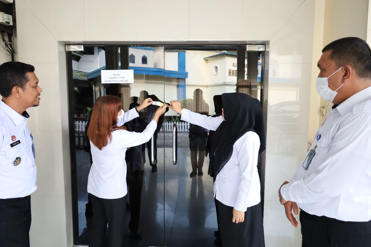 Guna_Sterilkan_Ruang_Ujian_Catar_Kadiv_Administrasi_Kortini_Lakukan_Penyegelan_Ruang_Ujian_4.jpg