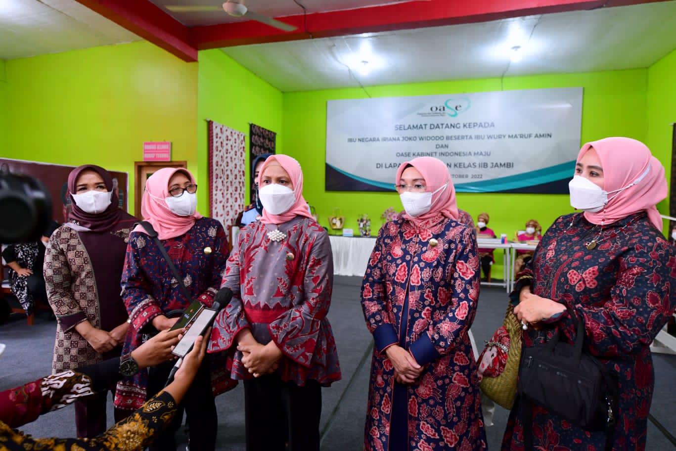 Ibu_Iriana_dan_Ibu_Wury_Silaturahmi_dengan_Warga_Binaan_Lapas_Perempuan_di_Jambi_1.jpg