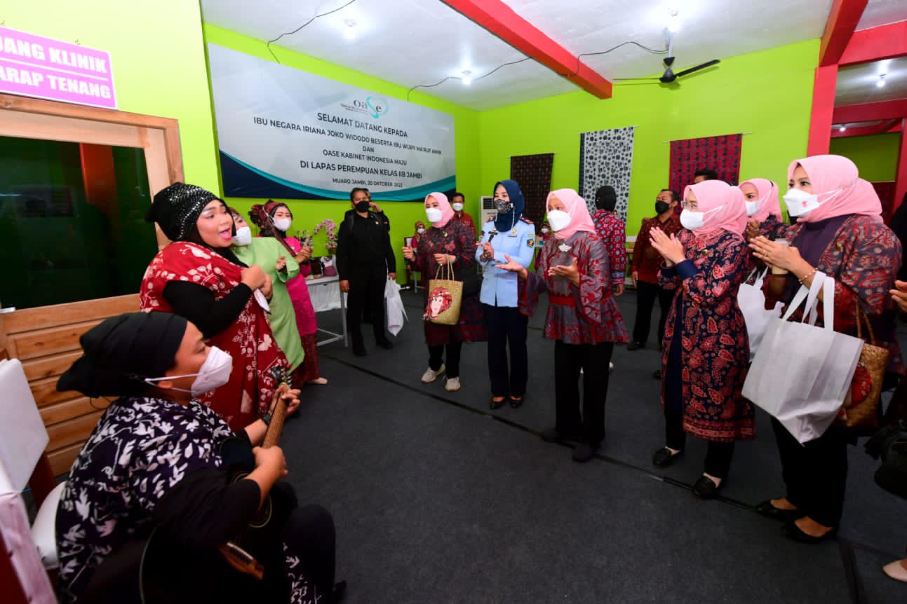Ibu_Iriana_dan_Ibu_Wury_Silaturahmi_dengan_Warga_Binaan_Lapas_Perempuan_di_Jambi_11.jpg