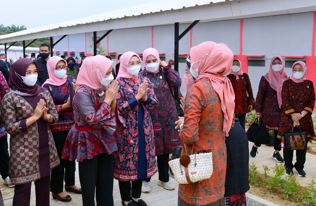 Ibu_Iriana_dan_Ibu_Wury_Silaturahmi_dengan_Warga_Binaan_Lapas_Perempuan_di_Jambi_12.jpg