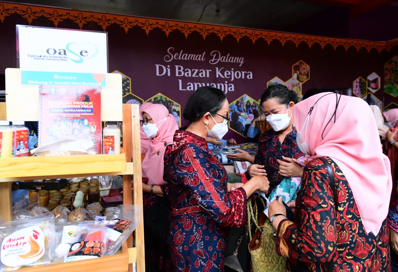 Ibu_Iriana_dan_Ibu_Wury_Silaturahmi_dengan_Warga_Binaan_Lapas_Perempuan_di_Jambi_3.jpg