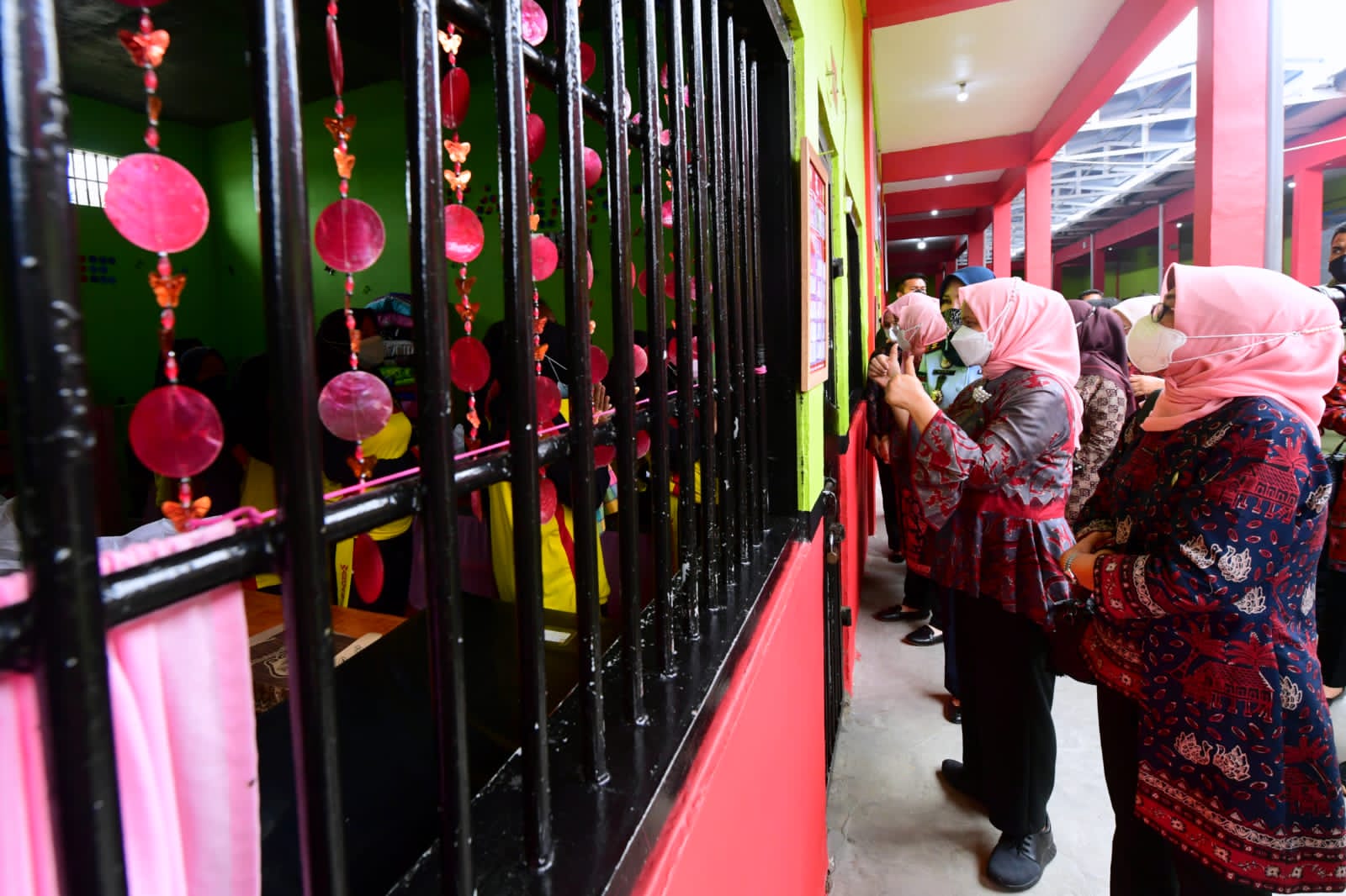 Ibu_Iriana_dan_Ibu_Wury_Silaturahmi_dengan_Warga_Binaan_Lapas_Perempuan_di_Jambi_4.jpg