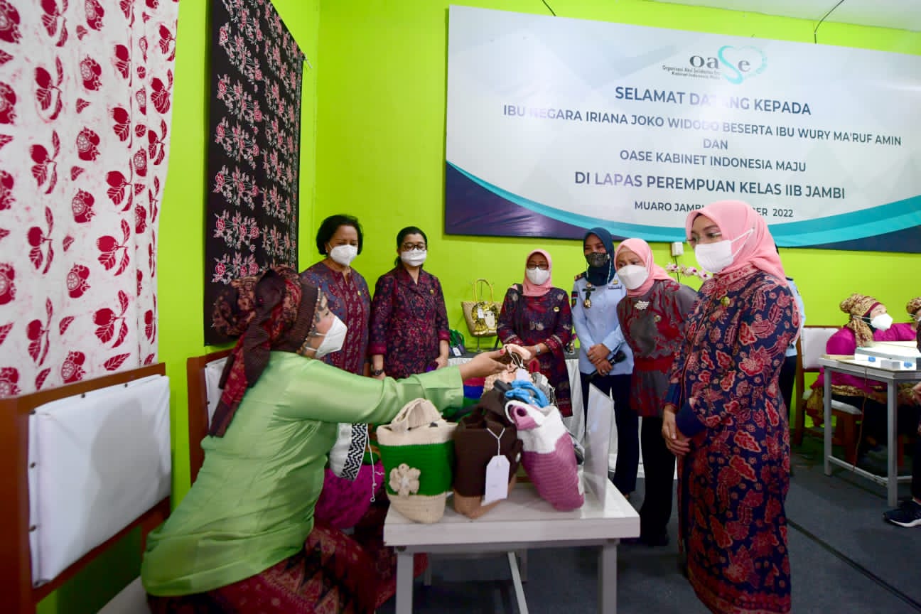 Ibu_Iriana_dan_Ibu_Wury_Silaturahmi_dengan_Warga_Binaan_Lapas_Perempuan_di_Jambi_7.jpg