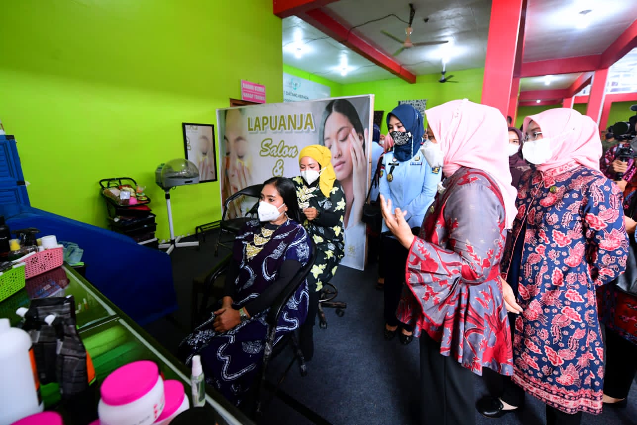 Ibu_Iriana_dan_Ibu_Wury_Silaturahmi_dengan_Warga_Binaan_Lapas_Perempuan_di_Jambi_8.jpg
