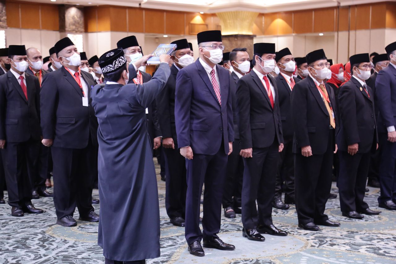 Kakanwil_Kemenkumham_Jambi_Tholib_dan_Kadivyankumham_Toman_dilantik_sebagai_Anggota_MKN_Periode_Tahun_2022-2025_2.jpg