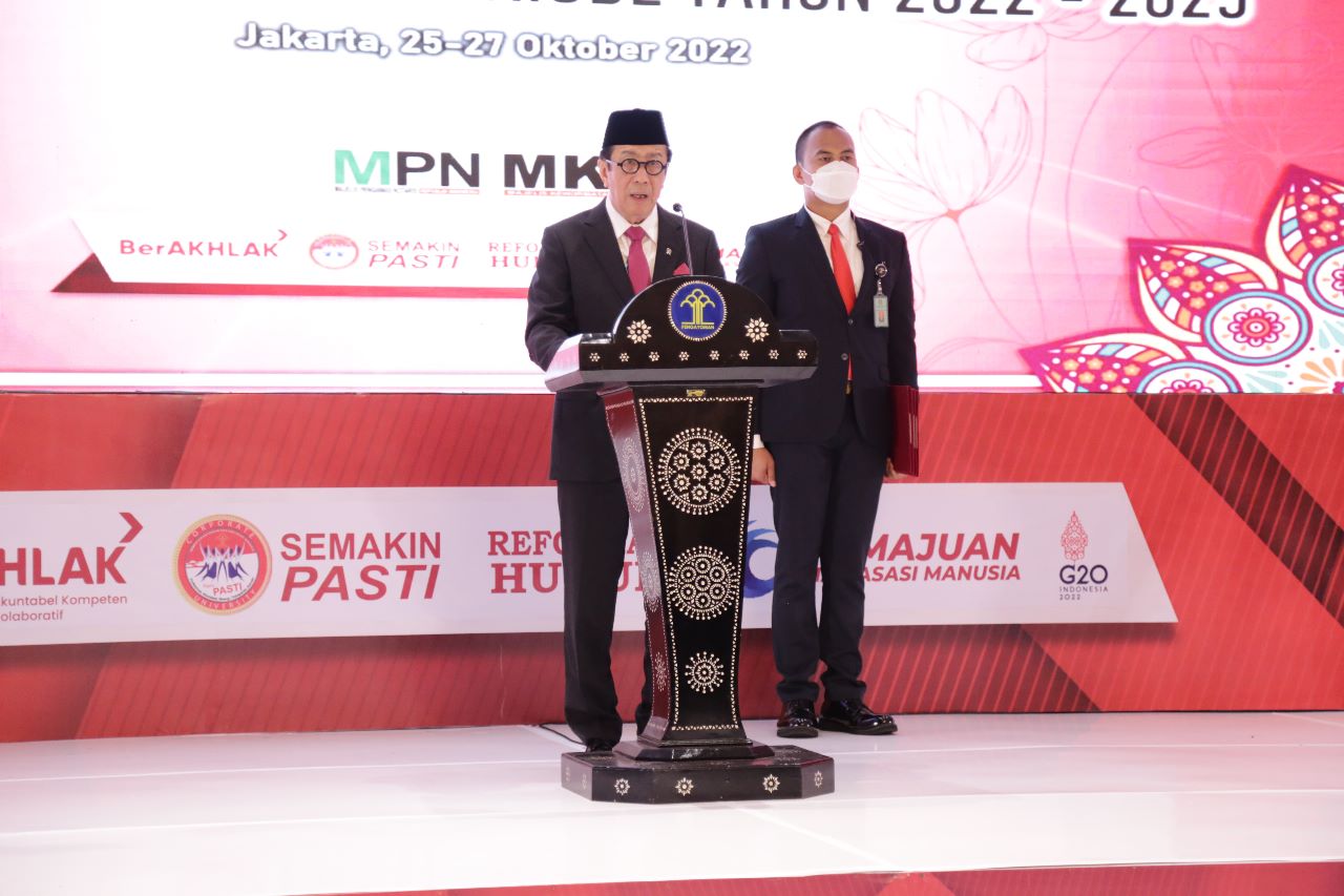 Kakanwil_Kemenkumham_Jambi_Tholib_dan_Kadivyankumham_Toman_dilantik_sebagai_Anggota_MKN_Periode_Tahun_2022-2025_4.jpg