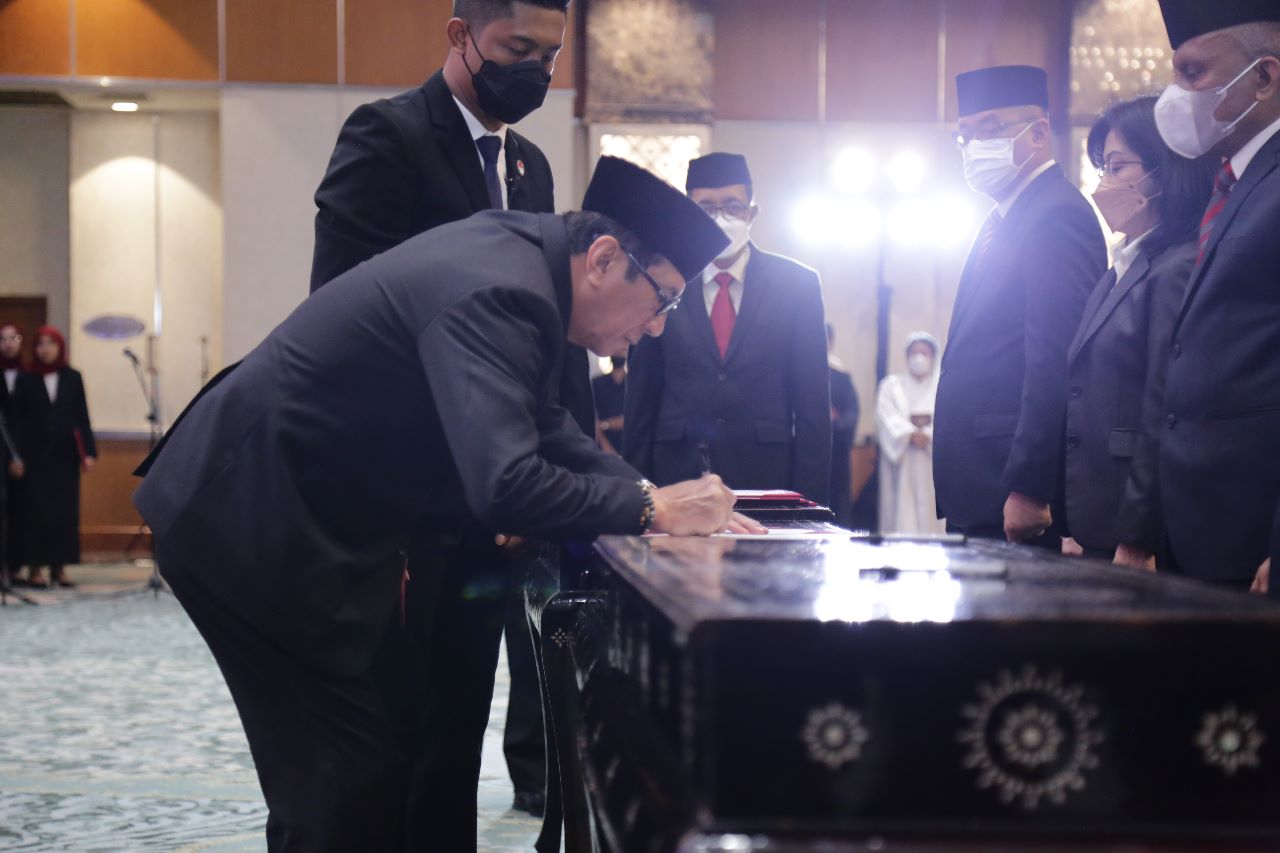Kakanwil_Kemenkumham_Jambi_Tholib_dan_Kadivyankumham_Toman_dilantik_sebagai_Anggota_MKN_Periode_Tahun_2022-2025_5.jpg