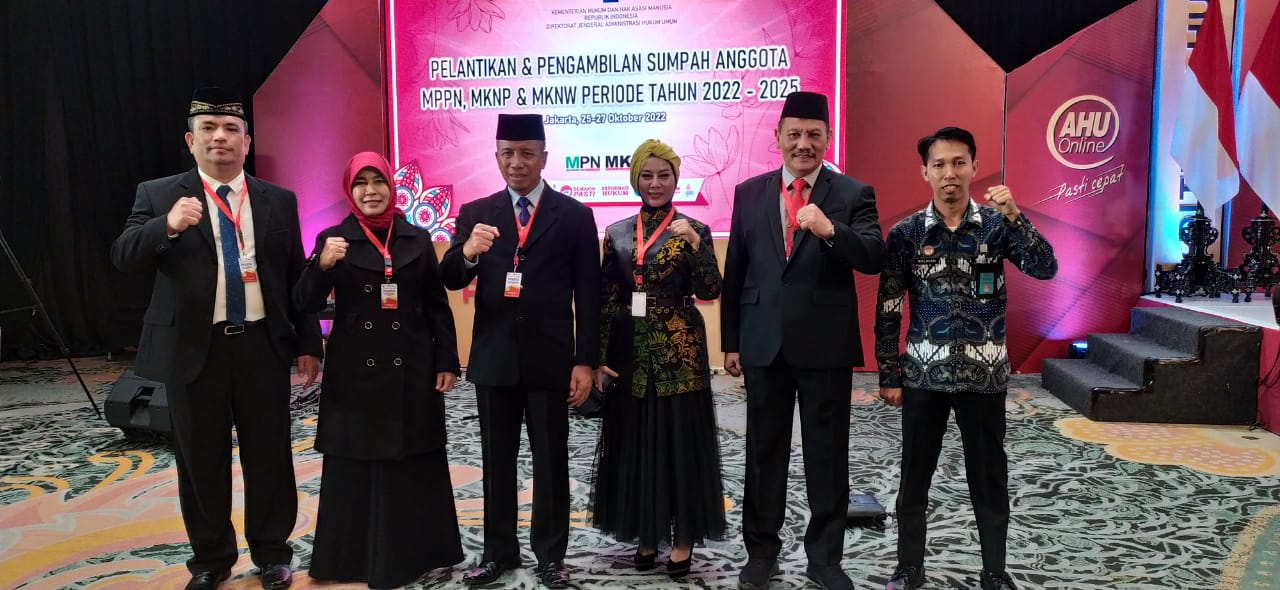 Kakanwil_Kemenkumham_Jambi_Tholib_dan_Kadivyankumham_Toman_dilantik_sebagai_Anggota_MKN_Periode_Tahun_2022-2025_7.jpg