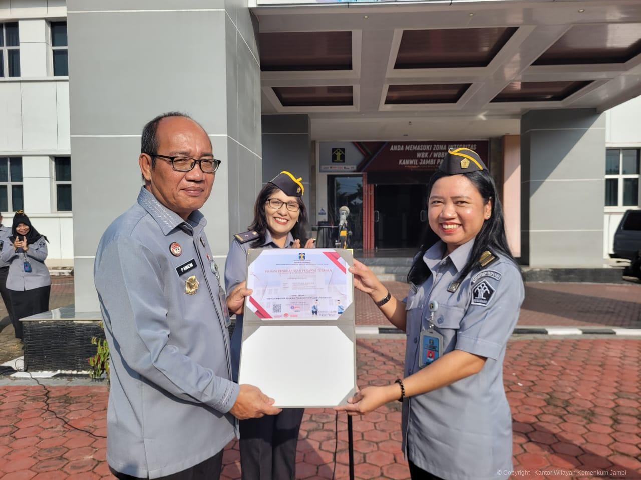 apel_pegawai_teladan_devi_8.jpeg
