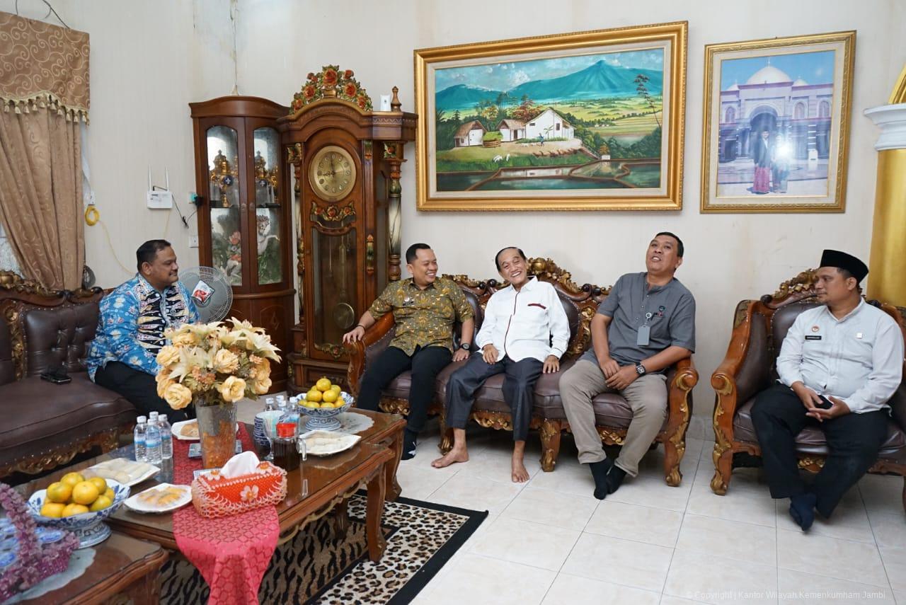 kunjungan_kakanwil_kemenkum_ke_rumah_bari_azed_1.jpeg