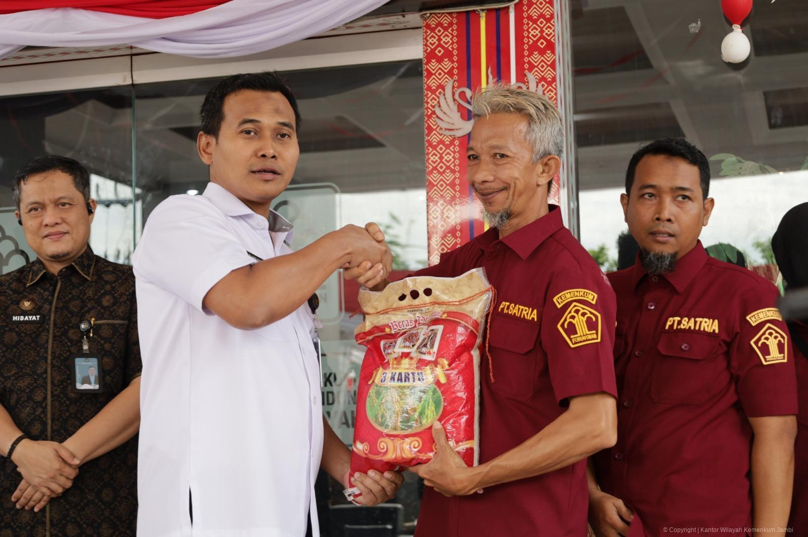 pembagian_sembako_3.jpeg
