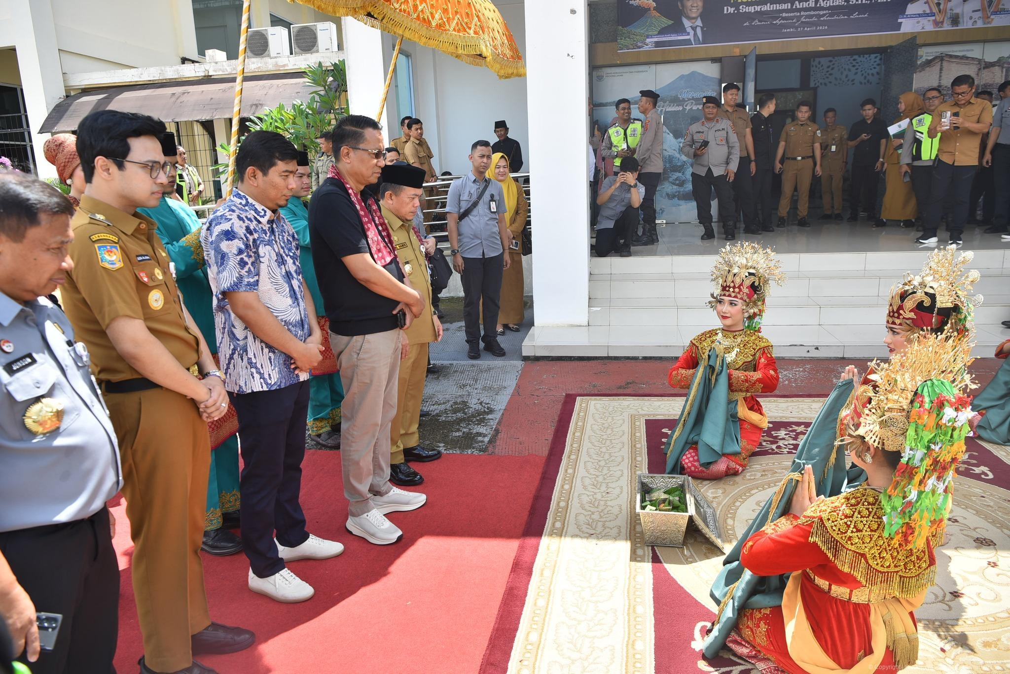 penyambutan_menteri_hukum_ri_1.jpg