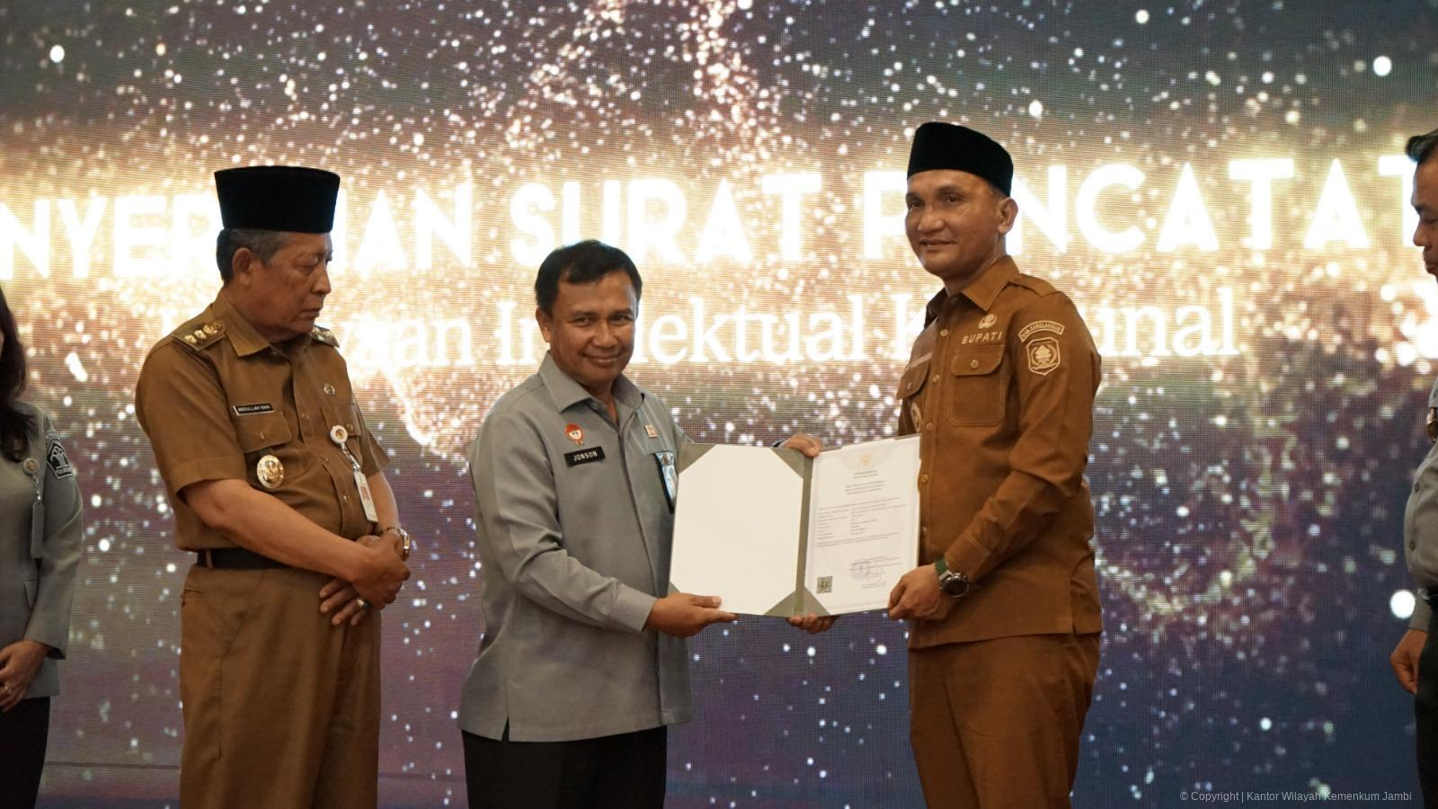 penyerahan_peghargaan_10.jpeg