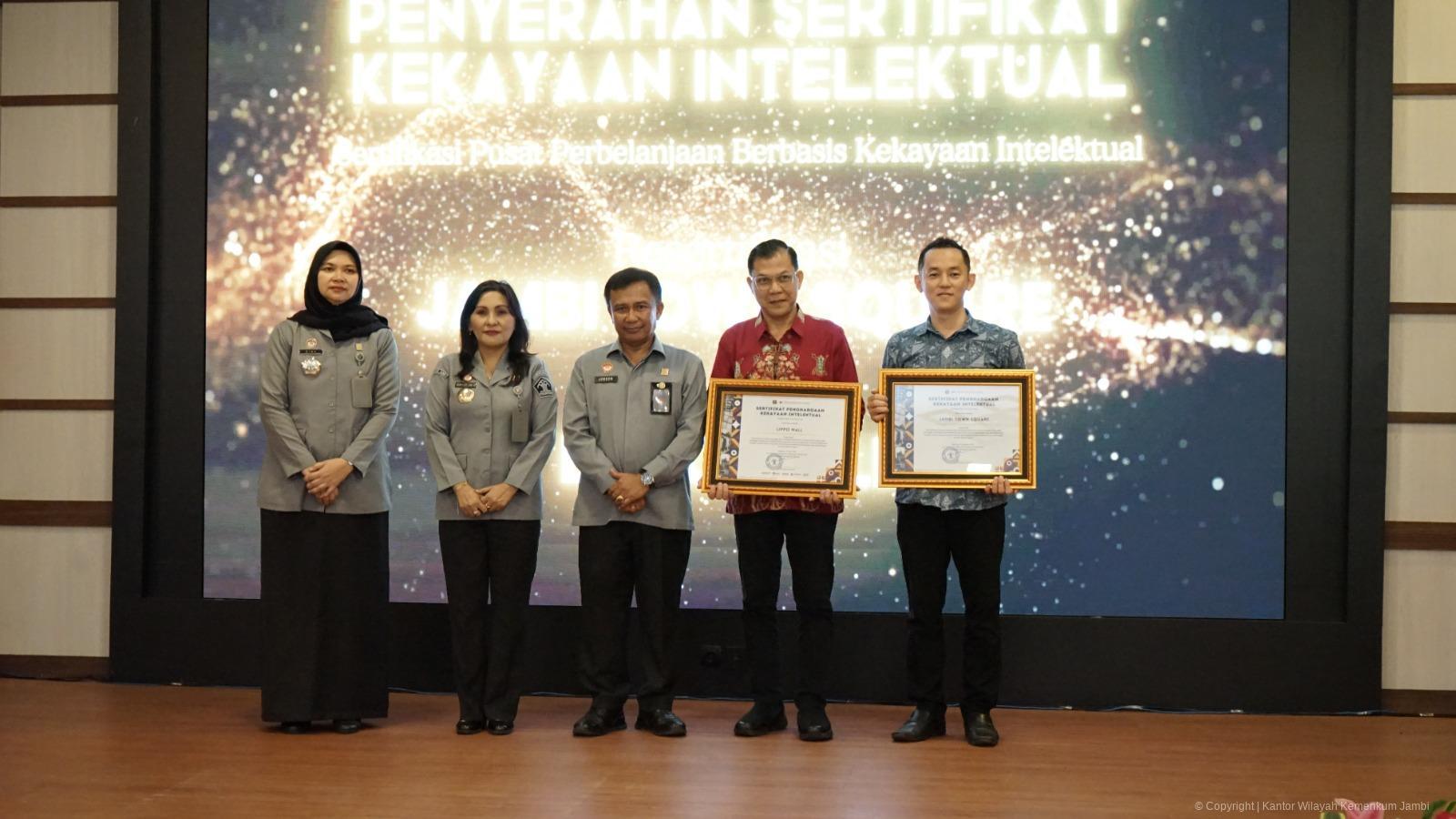 penyerahan_peghargaan_8.jpeg