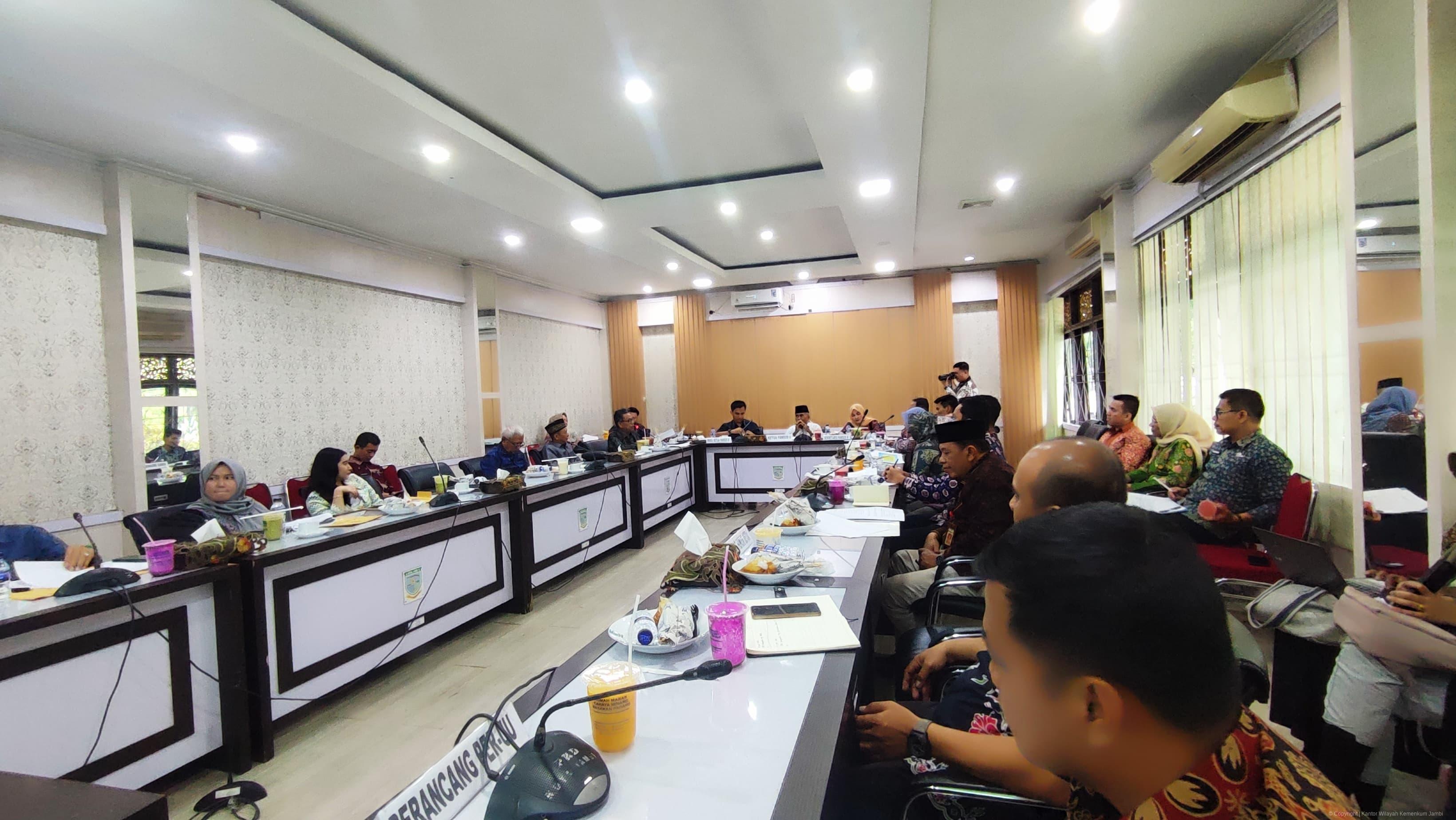 rapat_dprd_01082025_1.jpeg