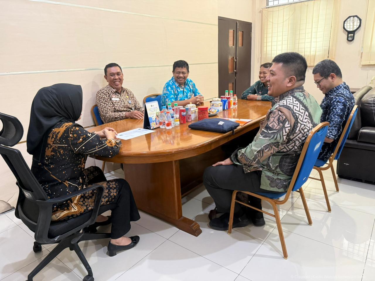 serahkan_buku_kesbangpol_1.jpeg