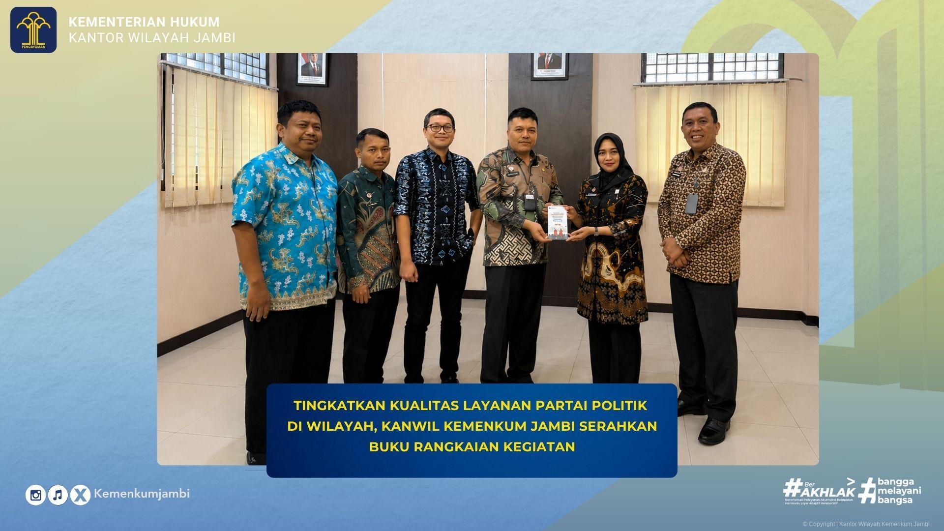 serahkan_buku_kesbangpol_1.jpg