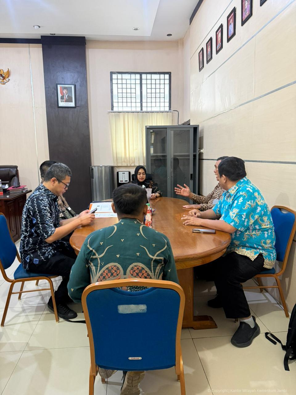 serahkan_buku_kesbangpol_2.jpeg