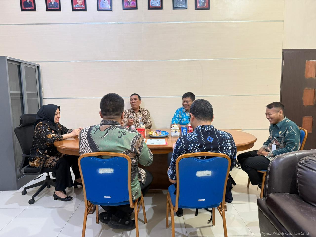 serahkan_buku_kesbangpol_3.jpeg