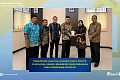 serahkan_buku_kesbangpol_1.jpg